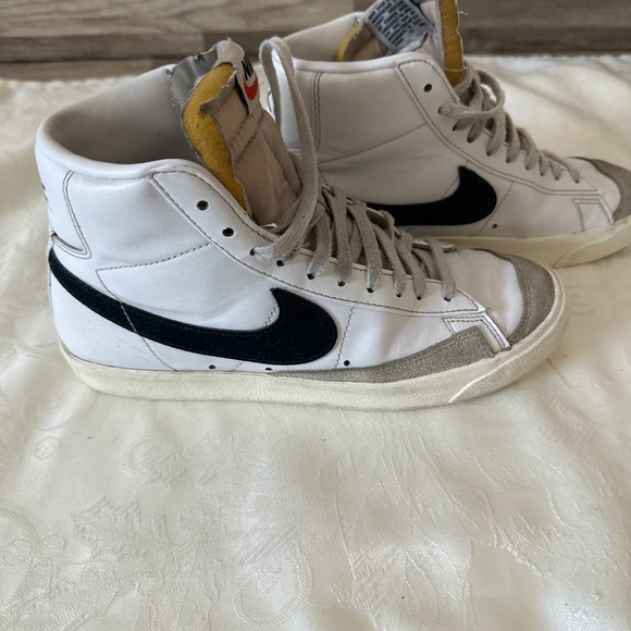 Nike women’s Blazer Mid  ’77 white and black - Picture 1 of 5